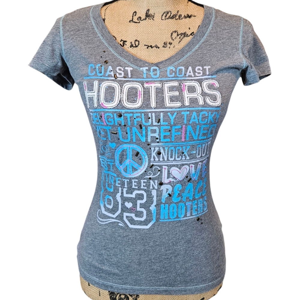 Hooters Vneck Grey Blue White Slim Fit Top